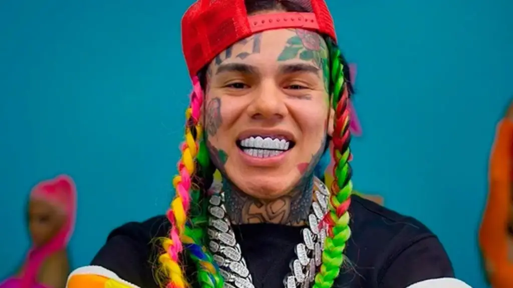 Decisiones Judiciales Establecen Medidas Económicas, Impedimento de Salida y Presentación Periódica para Tekashi