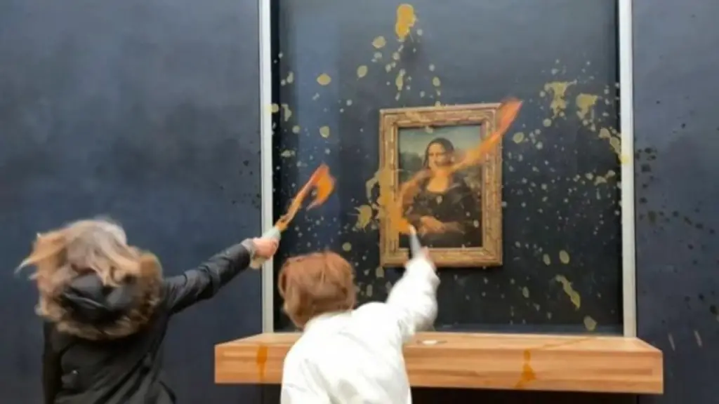 Activistas climáticos protestan arrojando sopa a la 'Mona Lisa' en el Louvre de París