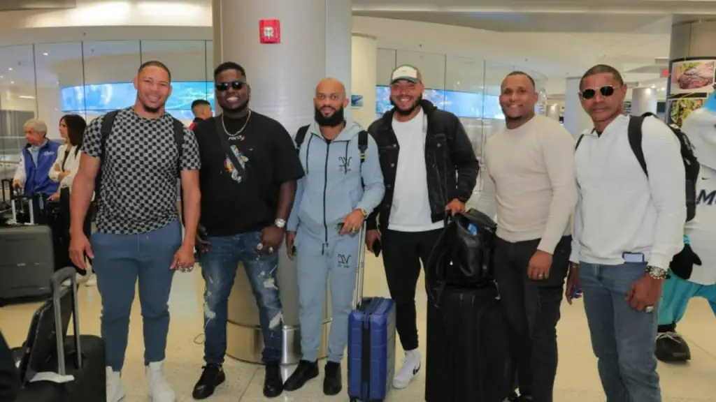 Los Tigres del Licey arriban a Miami vistiendo la gloria para la Serie del Caribe