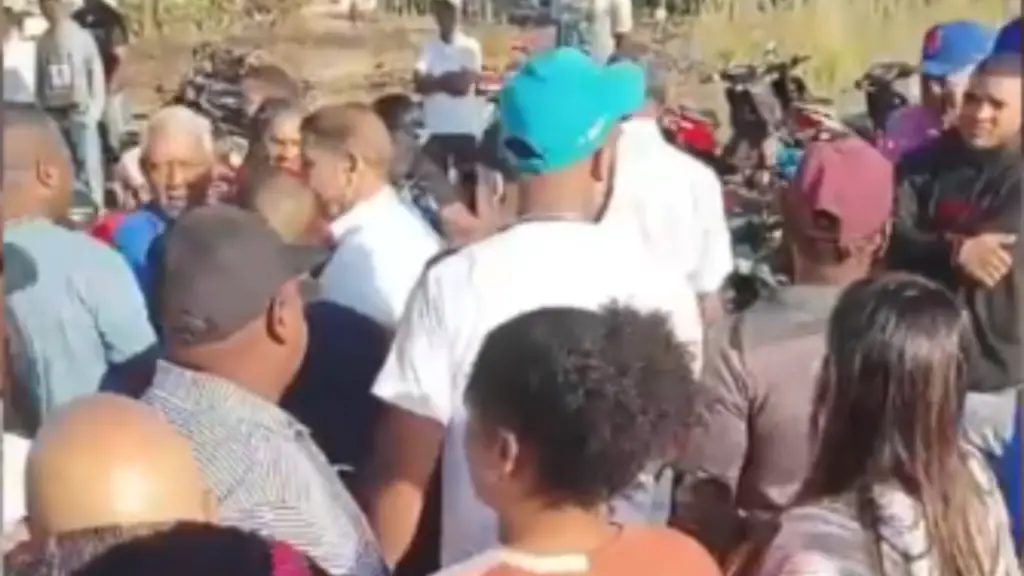 Ministro de agricultura es sacado a empujones del centro electoral de Baquí Abajo en La Vega