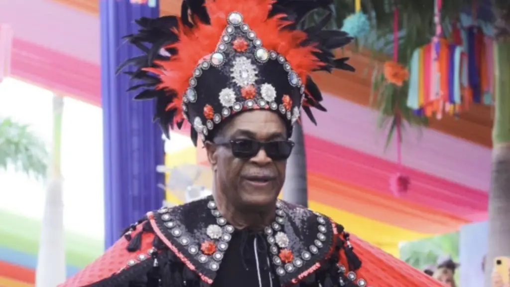 Punta Cana da inicio a su carnaval con la coronación de expelotero George Bell como Rey Momo