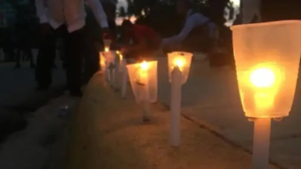 Familiares de acusado por fallecimiento de Paula realizan emotivo encendido de velas