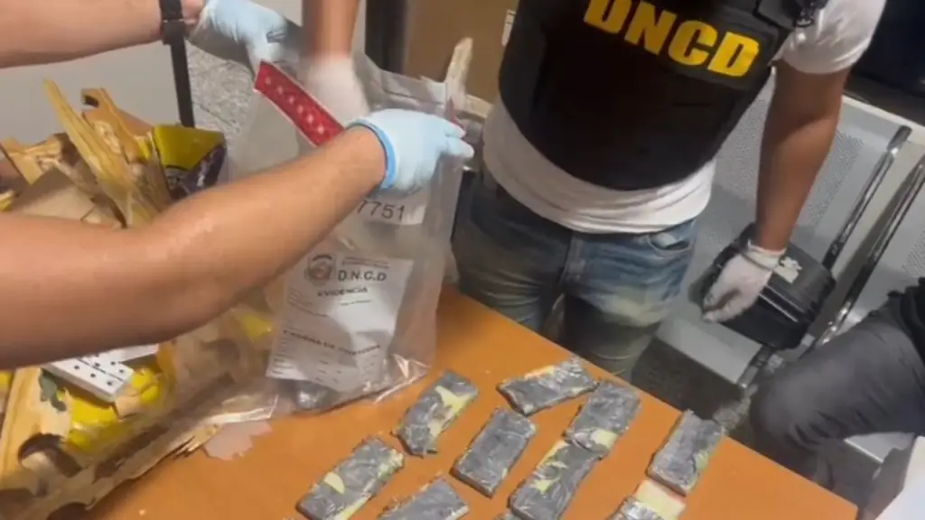 Incautan mesa de dominó cargada de cocaína en el Aeropuerto Internacional de las Américas