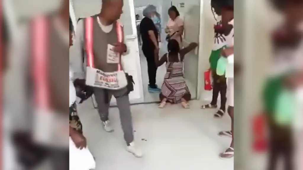 Mujer haitiana da a luz en la puerta del Hospital Municipal Barsequillo: Impactante incidente registrado en video