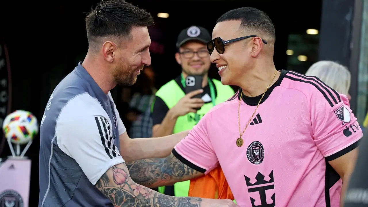 Emotivo encuentro entre Messi y Daddy Yankee en el DRV PNK Stadium